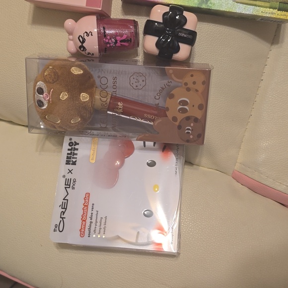 Beauty Creations And Moira Makeup Set with Cookie Lip Gloss - Picture 2 of 3